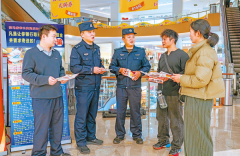 省南通市通州区石港镇四港村农人驾驶收割机抢